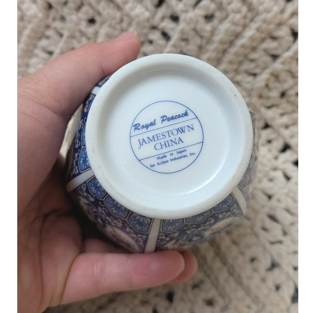 Blue and White Porcelain Decorative Ginger Jar with Gold Accent